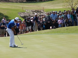 Jason Day makes a par putt on 18 to defeat Rory Mcllroy in semi-final match